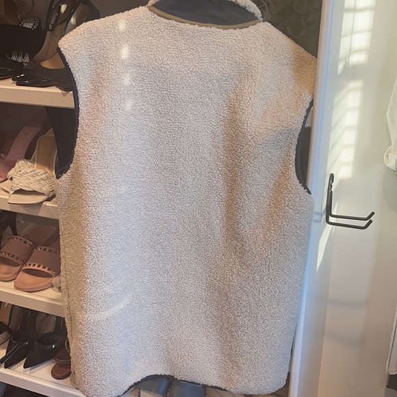 Men’s Zara Sherpa Vest - Picture 3 of 3